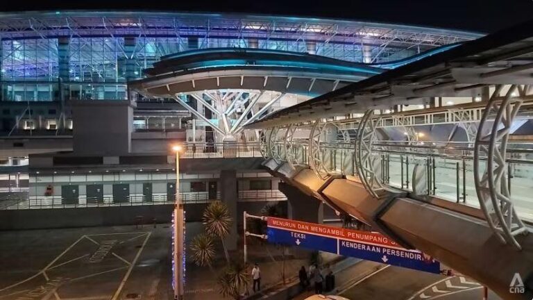 How to Cross Border from Singapore to Kuala Lumpur Malaysia + Cheap Accomodation Tips